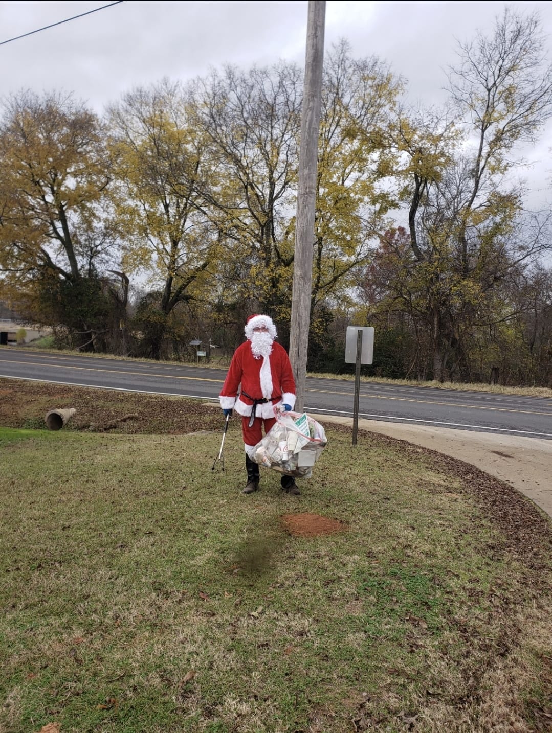 The man with the bag santa cleans up bossier keep louisiana beautiful